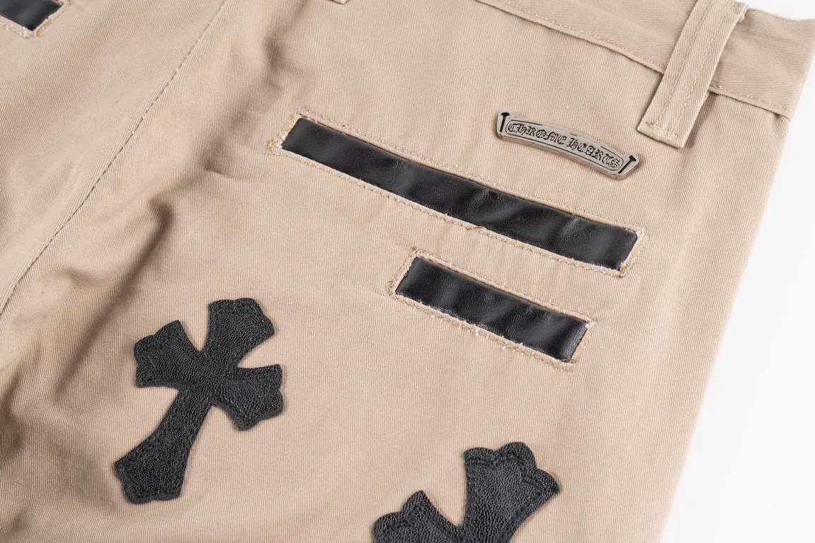 P260 (popular collection) Top version of Chrome Hearts jeans with leather jeans. It is well known that chromehearts jeans will use vintage Levis jeans as the base for creation. They usually add their own unique silver buckles and silver ornaments, plus leather embellishments. This is the reason why the value of these vintage jeans doubles, because the base is vintage jeans, and the jeans themselves have been very soft and comfortable after years of baptism. This can be distinguished from ordinary jeans. Regarding the size, you should also refer to the pants data. Style number: 1605# Color: Khaki leather Size: 28 30 32 34 36 28 Waist 86 Hips 100 Pants length 102 30 Waist 90 Hips 104 Pants length 104 32 Waist 94 Hips 108 Pants length 106 34 Waist 98 Hips 112 Pants length 110